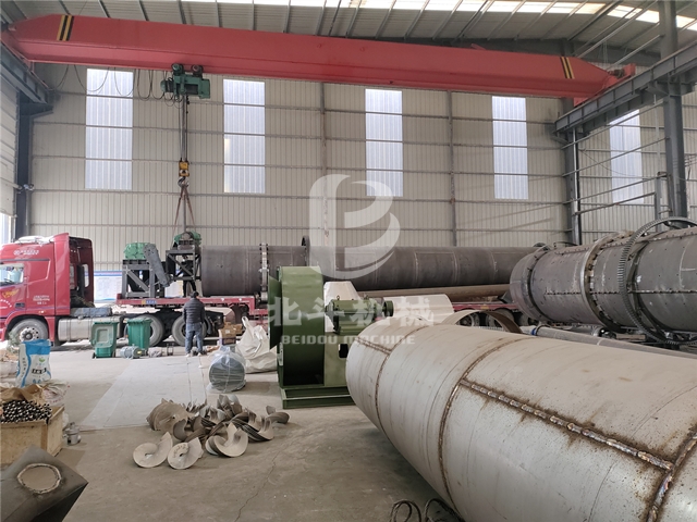 風(fēng)雪中的堅守,堅果殼炭化活化一體機順利裝車發(fā)往云南